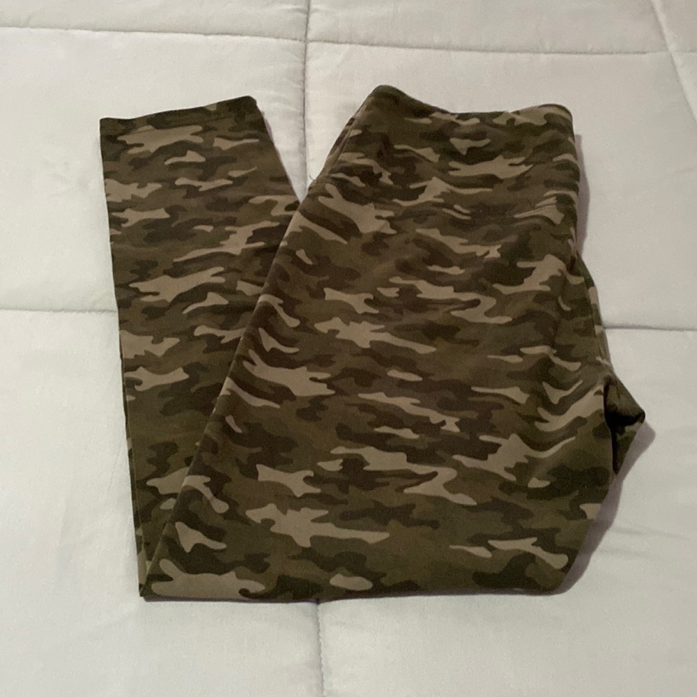 Woman’s green camo ankle leggings.